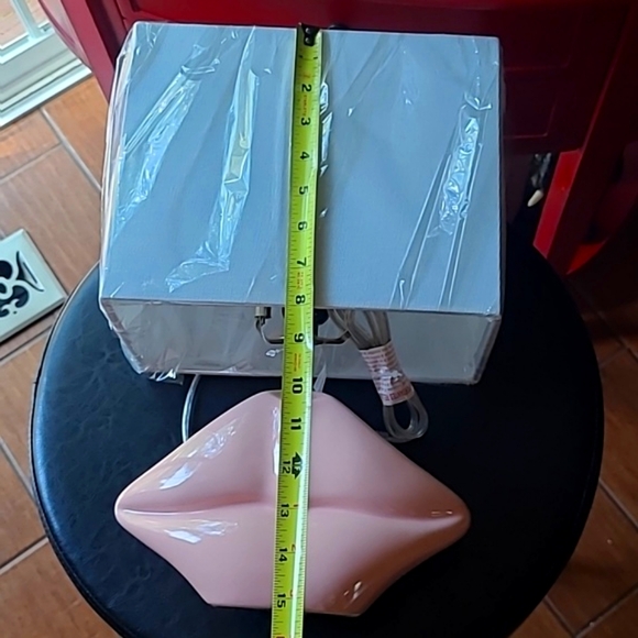 💋Lips Lamp - Picture 7 of 13
